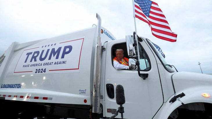 On October 30, in response to Joe Biden's statements that his followers were “trash,” Trump got on a collection truck, showing his followers that he supported them and was not afraid to “be one of them.” On October 30, in response to Joe Biden's statements that his followers were “trash,” Trump got on a collection truck, showing his followers that he supported them and was not afraid to “be one of them.”