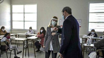 El gobernador Sergio Uñac, en el debut este lunes de “la nueva normalidad educativa”. Las aulas adoptaron la modalidad de “burbuja”, los alumnos recibieron kits de higiene y los docentes, máscaras de acetato.