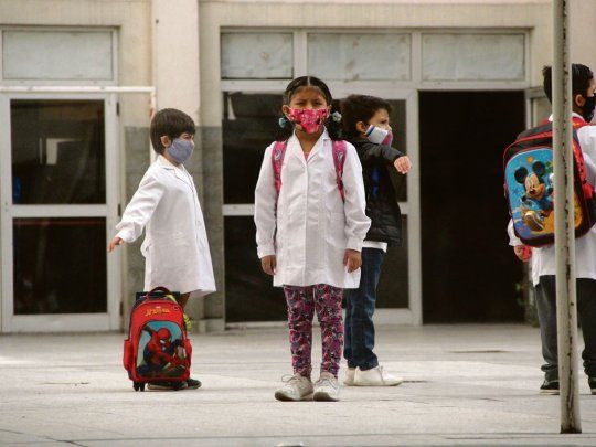 avance. Desde el lunes, la Provincia habilitó la ampliación del horario presencial en las escuelas, con lo cual tras las vacaciones -de no haber un nuevo pico de contagios- las clases serán casi normales en todo el territorio.