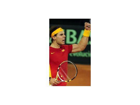 Grito. Rafael Nadal festejó mucho la gran victoria sobre Juan Martín Del Potro y la obtención de la quinta Copa Davis para España.