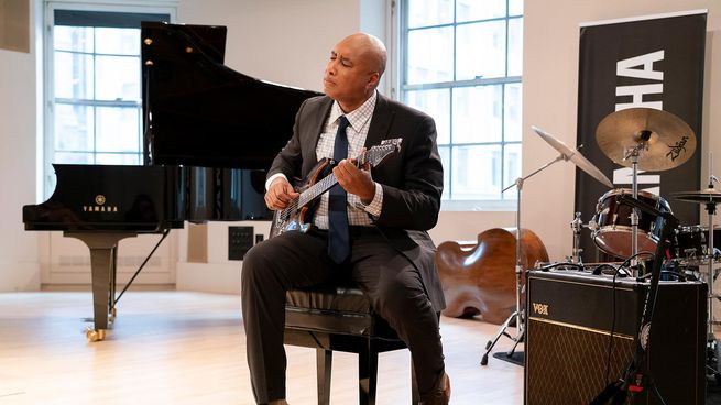 Bernie Williams, el deportistaq que brilló en los Yankees y es homenajeado por la Universidad Estatal de Nueva York en Potsdam con el título de Doctor Honoris Causa