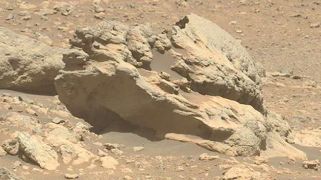 La roca metálica fue detectada por Perseverance en el cráter Jezero.