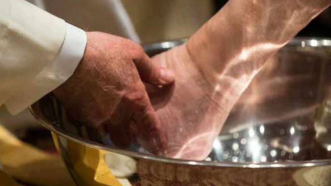 La Iglesia eligió a los adultos mayores como protagonistas del tradicional ritual, debido a la situación económica acuciante que atraviesan.