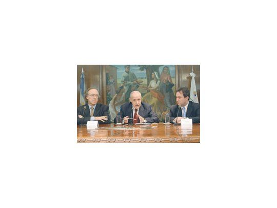 Roberto Lavagna llamó ayer a conferencia de prensa, con los secretarios de finanzas, Guillermo Nielsen, y de Industria, Miguel Peirano, para presentar nuevos mecanismos de promoción de inversiones privadas, el punto débil del plan económico.