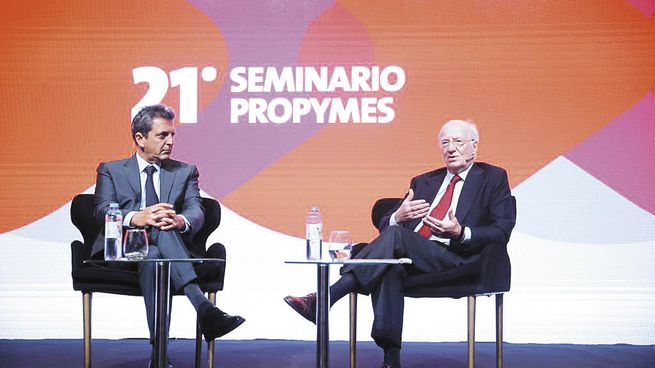 Diálogo. El presidente del Grupo Techint, Paolo Rocca, conversó con el ministro Sergio Massa en el marco del Seminario Propymes.