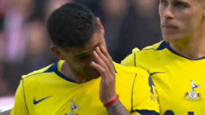 Así se retiró Romero tras el choque con su arquero en el partido ante Sunderland.