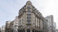 Fachada del edificio icónico ubicado en la intersección de las avenidas Callao y Santa Fe, allí salió un departamento en venta (Foto: Bresson Broker)