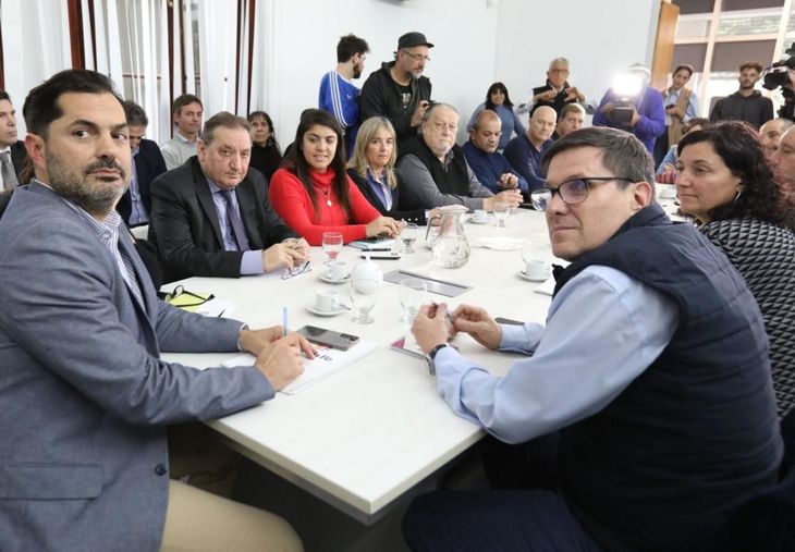 Santa Fe reinició las negociaciones paritarias con los gremios docentes. Santa Fe reinició las negociaciones paritarias con los gremios docentes.