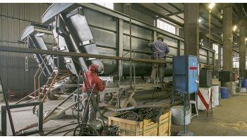 En la industria, la caída&nbsp;en abril fue significativamente menor, del 0,9%, lo cual implicó una pérdida de 9.303 puestos de trabajo respecto de marzo, según la UIA.