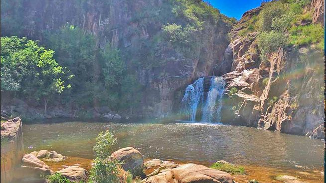 Debajo de la cascada se forma una piscina natural de 7 metros de profundidad.