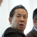 Con gran ambición, se convirtió en una de las figuras empresariales más influyentes de su país. Con gran ambición, se convirtió en una de las figuras empresariales más influyentes de su país.