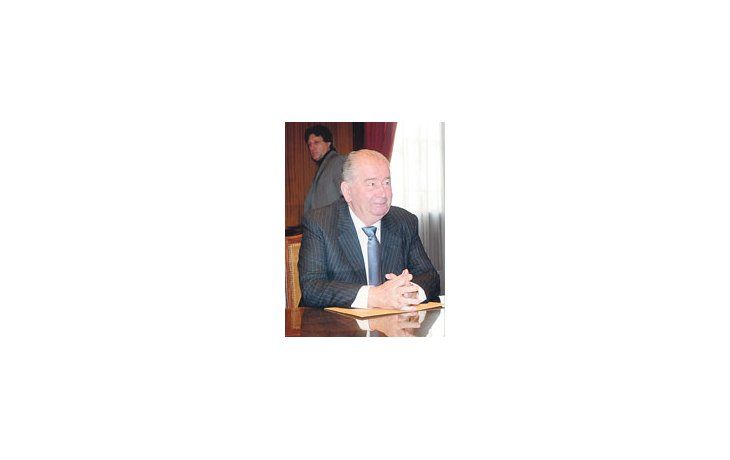 ámbito.com | Julio Grondona está buscando fondos para el fútbol y todos los días tiene que apagar un incendio. Ayer fue a la AFIP, donde los clubes deben más de 300 millones de pesos.