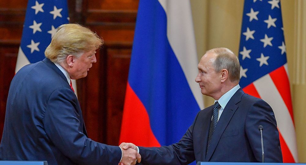 Los mandatarios de EEUU y Rusia se saludan durante la cumbre en Helsinki.