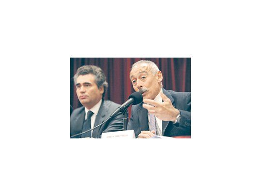 En el caso Schoklender «hablan de plazos cuando lo que se presentó no tiene peso para elevar al fiscal. La denuncia tenía que ver con una seña de un inmueble por u$s 20.000, pero quedaban u$s 70.000 por pagar», dijo José Sbatella (izquierda) en un seminario que brindó junto a Alejandro Vanoli.