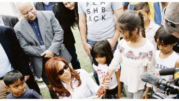 ámbito.com | Refugiada. Cristina de Kirchner visitó ayer un centro de refugiados en el Atenas. Hoy se reúne con Alexis Tsipras