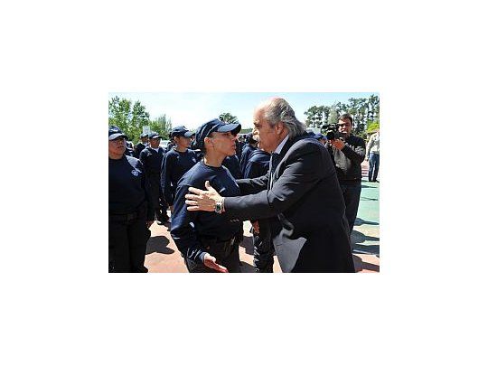 Alejandro Granados saluda a los candetes que se incorporan a la fuerza de seguridad provincial.