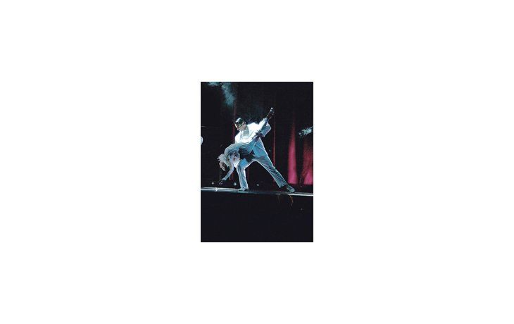 Excelentes bailarines y buenos músicos protagonizan «Buenos Aires. Pasión de tango», espectáculo que a través de atractivos cuadros cuenta el progresivo ascenso del tango desde los arrabales.