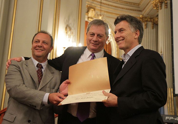 Oscar Zago -a la izquierda- junto con Mauricio Macri entregándole una distinción al artista Juan Carlos Granelli (centro). Oscar Zago -a la izquierda- junto con Mauricio Macri entregándole una distinción al artista Juan Carlos Granelli (centro).