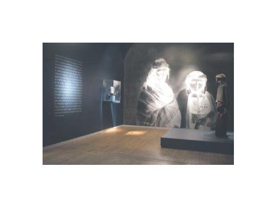 En la neutralidad de las salas blancas se presentan, como apariciones, las dramáticas figuras que protagonizan la muestra (derecha). Y, al lado, los retratos en negativo de Carlos Enrique Pellegrini acentúan el misterio.