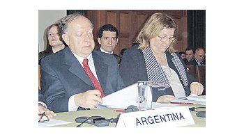 ámbito.com | Horacio Basabe y Susana Ruiz Cerrutti, delegados argentinos ante La Haya, siguieron ayer con atención los argumentos de Uruguay, que hoy serán replicados.