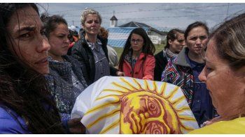 Las familias aguardan en la base naval de Mar del Plata