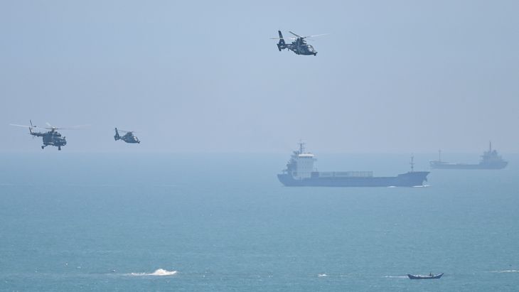 China realiza los mayores ejercicios militares de su historia alrededor de Taiwán.