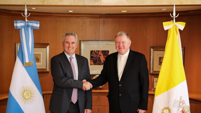 Pablo Quirno junto al Nuncio Apostólico, monseñor Miroslaw Adamczyk.