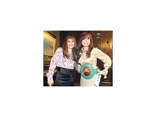 El lunes, Cristina de Kirchner posó para la foto con Marcela ‘‘Tigresa’’ Acuña e intentó ocultar sus caderas con el cinturón de campeona de la boxeadora.