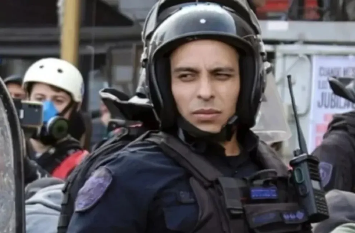 Cristian Rivaldi, el policía que roció con gas lacrimógeno a una nena de 10 años en una marcha a favor de los jubilados el 11 de septiembre de 2024. Cristian Rivaldi, el policía que roció con gas lacrimógeno a una nena de 10 años en una marcha a favor de los jubilados el 11 de septiembre de 2024.