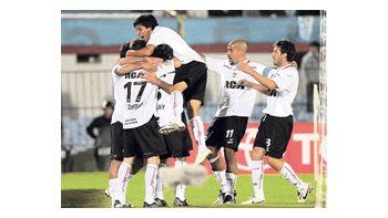 ámbito.com | Todos abrazan a Desábato, autor del gol que le dio el triunfo a Estudiantes frente a Defensor Sporting. La semana próxima se jugará el desquite en La Plata.