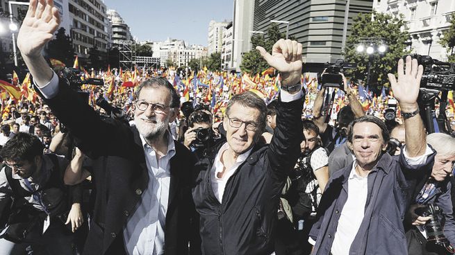 RESPALDO. Los expresidentes Mariano Rajoy y Pedro Aznar acompañaron a Alberto Núñez Feijóo en el acto de Madrid.