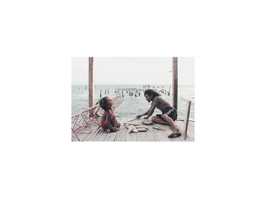 El sencillo relato de las vacaciones de un padre con su hijo es la agradable excusa del director de «Alamar» para mostrar la belleza y la vida tranquila en una reserva de corales mexicana.