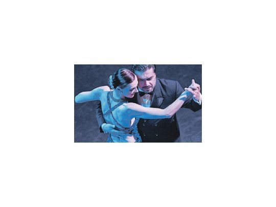 La pareja Nicole Nau-Luis Pereyra es, lejos, lo mejor del show actual de El Viejo Almacén, donde también se impone el oficio del cantor Hugo Marcel.