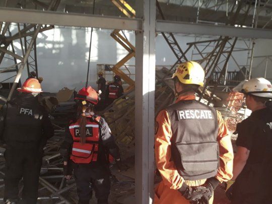 Una persona murió y al menos otras 13 resultaron heridas tras producirse  un derrumbe en la obra de construcción de una nueva terminal en Ezeiza.