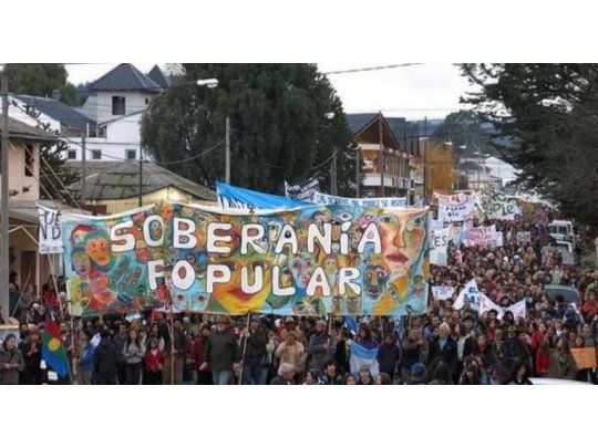 La Asamblea en Defensa del Agua y la Tierra de El Bolsón, es una de las organizaciones que mantiene sus manifestantes en el acampe, que cuenta con una veintena de carpas con un fogón y una olla popular. A las consignas de rechazo se sumó ahora el pedido de renuncia del intendente y los concejales.