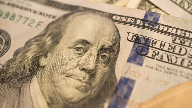 El dólar global cayó tras débiles datos económicos de Estados Unidos.