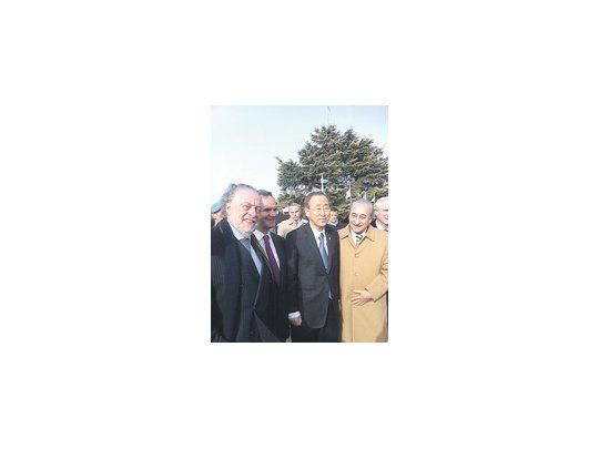 El secretario de la ONU, Ban Ki-moon, recibió pedidos del Gobierno en defensa de la causa Malvinas. Antes de finalizar su visita al país estuvo en Campo de Mayo en la presentación de la fuerza binacional con Chile. En la foto, con Ginés González García, embajador en Chile; Andrés Allamand y Arturo Puricelli, ministros de Defensa de los dos países.