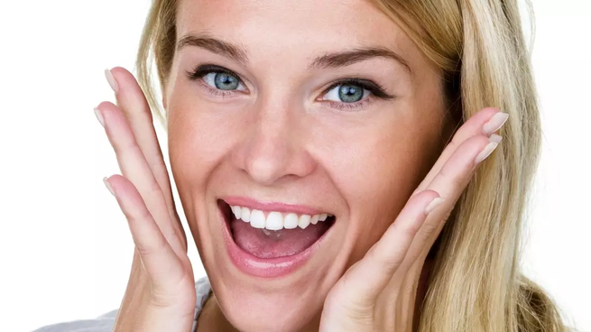 El color de los dientes puede deberse a factores como enfermedades o consumos de bebidas y comida.