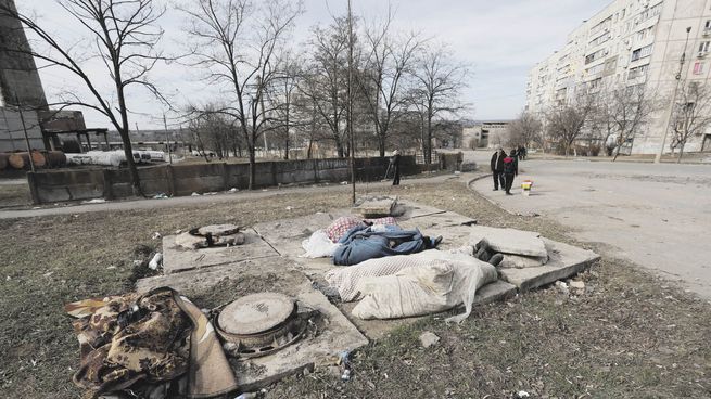 CUERPOS. Varios cadáveres yacen en un parque de Mariúpol, sudeste de Ucrania. La ciudad ha sido una de las más castigadas por el fuego ruso desde el inicio de la invasión el 24 de febrero.