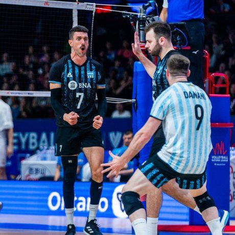 La Selección Argentina de Voleibol quedó a un paso de los Juegos Olímpicos tras vencer a Serbia, en Canadá por 3 a 2. La Selección Argentina de Voleibol quedó a un paso de los Juegos Olímpicos tras vencer a Serbia, en Canadá por 3 a 2.