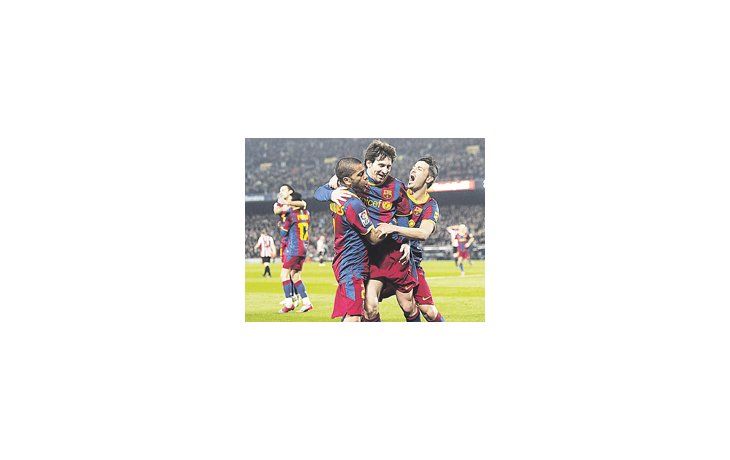 Lionel Messi, apretado por David Villa y Dani Alves para festejar el gol del triunfo. Otra victoria de Barcelona en la que fue protagonista.