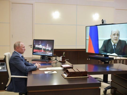 El primer ministro de Rusia, Mijail Mishustin, le informa al presidente Vlad&iacute;mir Putin que dio positivo por coronavirus.