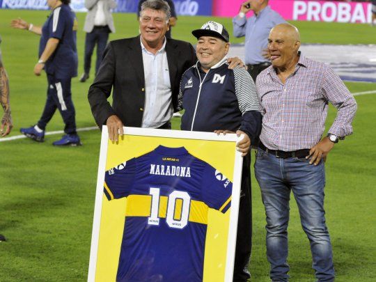 Miguel A. Brindisi, Diego Maradona y Omar Perotti, en la Bombonera. Finalmente, boca homenajeó al Diez.