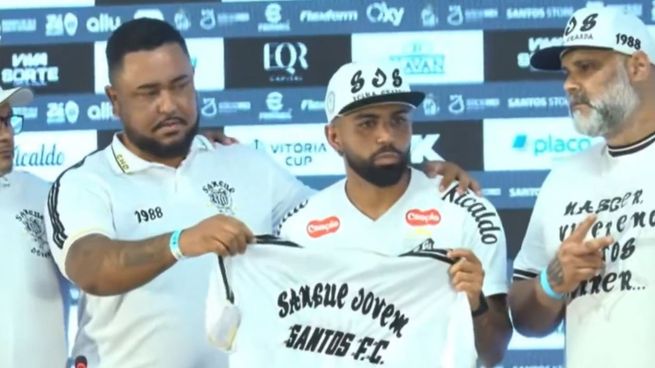 Integrantes de la barra de Santos interrumpieron la presentación de Gabigol y le exigieron compromiso desde el primer día.