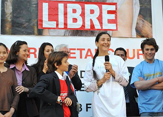 Betancourt al ser recibida por Sarkozy: Le debo la vida a Francia (foto 10)