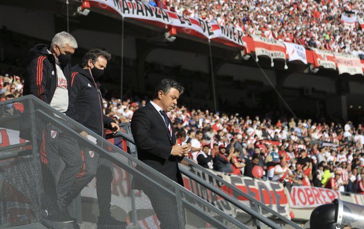 Marcelo Gallardo ingresa al Monumental con una corbata especial.