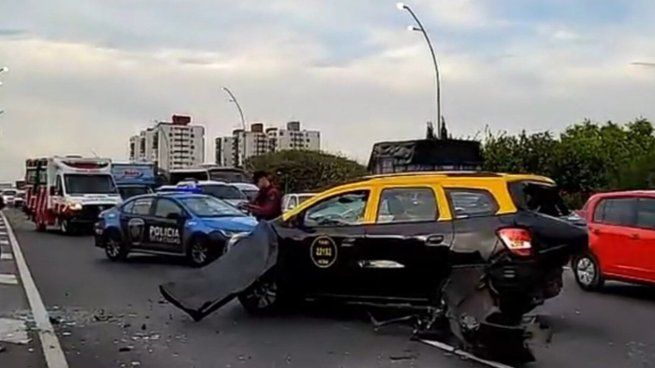 Un taxi y una camioneta provocaron un espectacular accidente en la General Paz