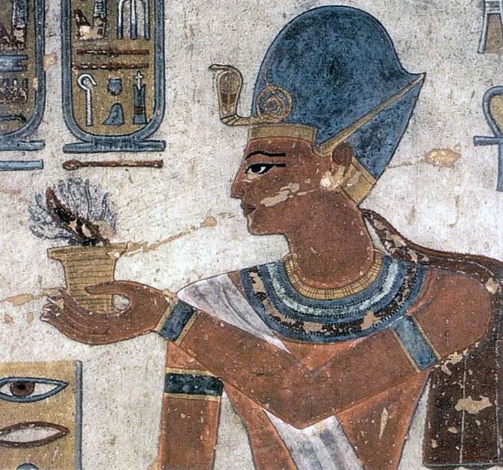Ramsés III, el faraón al que le hicieron la primer huelga documentada de la historia, sosteniendo una planta de cebollas