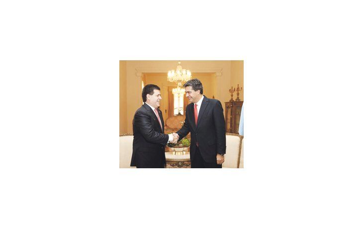 ámbito.com | Capitanich debutó ayer en el ámbito internacional como jefe de Gabinete. Estuvo en Paraguay con el presidente Horacio Cartes.