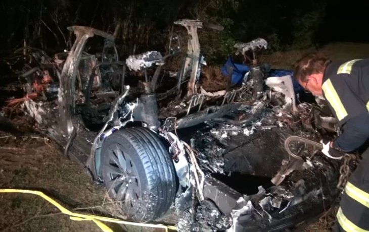 Investigan choque de un Tesla con piloto automático en el que murieron dos personas
